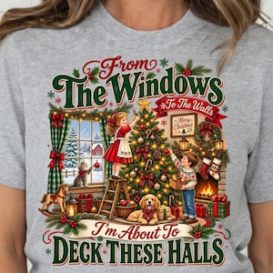 Può includere: Una t-shirt grigio melange con una grafica natalizia e il testo From The Windows To The Walls I'm About To Deck These Halls. L'illustrazione mostra due bambini che decorano un albero, un gatto, un cavallo a dondolo e un camino acceso.
