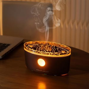 Peut inclure: Une tasse en céramique blanche avec une anse noire et le texte "But First, Coffee" dans un style manuscrit. La tasse est sur une surface blanche. La tasse mesure environ 10 cm de haut.