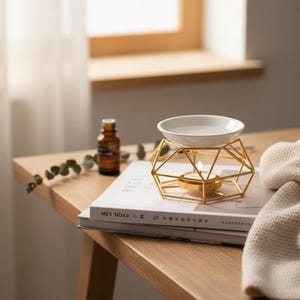 Peut inclure: Une tasse en céramique blanche avec une anse noire et le texte "But First, Coffee" en gras noir. La tasse est posée sur un fond flou, suggérant un cadre chaleureux.