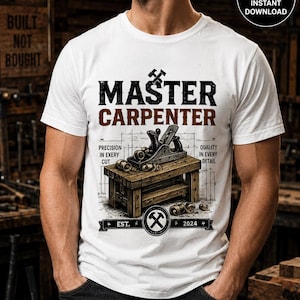 Op de afbeelding: Een wit t-shirt met korte mouwen en een afbeelding van een houten werkbank met een schaaf. De tekst luidt MASTER CARPENTER, PRECISION IN EVERY CUT, QUALITY IN EVERY DETAIL en EST. 2024 met een icoon van een gekruiste hamer en bijl.