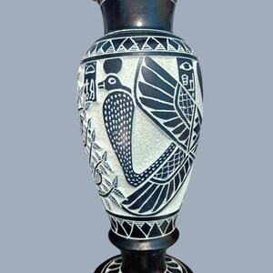 Vaso in basalto con albero della vita e ankh