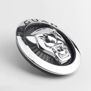 Könnte beinhalten: Ein Set aus drei Keramikbechern mit gesprenkelter, matter Oberfläche. Die Becher sind in Creme-, Hellgrau- und Dunkelgrautönen gehalten. Jeder Becher hat ein schlichtes, modernes Design und einen abgerundeten Henkel. Für Kaffee oder Tee.