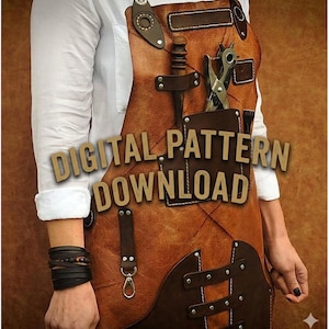 Può includere: Grembiule in pelle marrone con tasche e attrezzi, tra cui un coltello e delle pinze. Il grembiule presenta cuciture decorative e rivetti metallici. Il testo "DIGITAL PATTERN DOWNLOAD" è sulla parte anteriore.