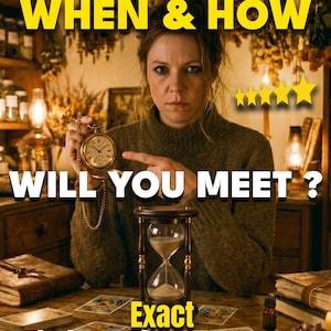 Op de afbeelding: Een vrouw houdt een gouden zakhorloge vast en wijst naar een zandloper. De afbeelding bevat de tekst "WHEN & HOW WILL YOU MEET?" en "Exact Timing - Circumstances". De achtergrond omvat boeken, tarotkaarten en gedroogde kruiden.