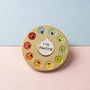 Feeling Emoji Enamel Pin – Colorful Mood Circle Pin, Fun Expression Brooch for Jackets, Bags, Hats, Gifts, Collectible Accessories