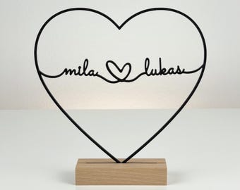 Personalisierte Herz Deko mit Namen – Herzaufsteller mit Holzfuß – Individuelles Geschenk für Paare, Hochzeit & Jahrestag