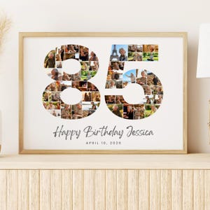 Puede incluir: Una impresión enmarcada con un marco de madera clara. La impresión presenta el número "85" compuesto por numerosas fotos pequeñas. Debajo de los números, el texto dice "Happy Birthday Jessica" y "April 10, 2026".