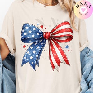 Diseño PNG de lazo con la bandera patriótica estadounidense para sublimación, ideal para camisetas del 4 de julio de Coquette USA.