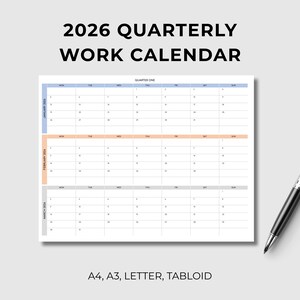 Peut inclure: Calendrier de travail trimestriel 2026 sur fond blanc. Le calendrier est divisé en trois sections, chacune représentant un trimestre de l'année. Un stylo noir repose sur le côté droit du calendrier. Le texte "2026 QUARTERLY WORK CALENDAR" est en haut.