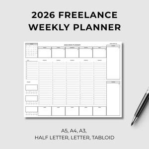 Puede incluir: Un planificador semanal en blanco y negro para 2026, con el texto "2026 FREELANCE WEEKLY PLANNER". El planificador incluye secciones para cada día de la semana, un calendario y un bolígrafo. Disponible en tamaños A5, A4, A3, Half Letter, Letter y Tabloid.