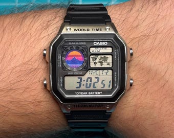 Aangepaste Casio AE-1200 Royale Mod, retro horloge met zonsondergangsubwijzerplaat en wereldtijdweergave, kunststof kast, retro digitale stijl