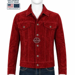 Könnte beinhalten: Rote Wildlederjacke mit Knopfleiste, zwei Brusttaschen und geknöpften Manschetten. Die Jacke wird auf einer Schaufensterpuppe präsentiert. Der Text "DELIVERED DUTY PAID" und "USA & EUROPE" sind sichtbar.