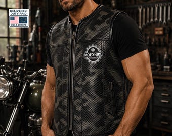 Heren motorvest van geperforeerd leer met zwarte camouflageprint, verkrijgbaar in aangepaste maten.