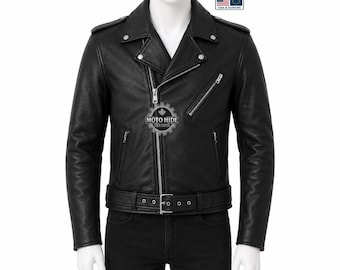 Può includere: Una giacca da moto in pelle nera con bavero, cerniere in metallo color argento e una cintura con fibbia in vita. La giacca presenta spalline, una cerniera frontale diagonale e un logo con la scritta MOTO HIDE CUSTOMS.