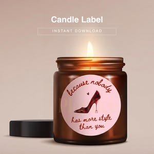 Puede incluir: Un tarro de vela de vidrio marrón encendido con una tapa negra. Una etiqueta rosa en el tarro presenta un gráfico de zapato de tacón alto y el texto "because nobody has more style than you." El texto "Candle Label" y "INSTANT DOWNLOAD" están en la parte superior.