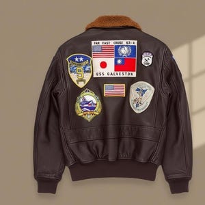 Giacca da aviatore vintage in pelle marrone, stile bomber da volo, con toppe militari