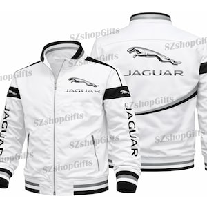 Può includere: Giacca bianca con zip e dettagli neri e grigi. La giacca presenta il logo e il testo Jaguar sul davanti, sul retro e sulle maniche. Ha un colletto rialzato e polsini e orlo a righe.