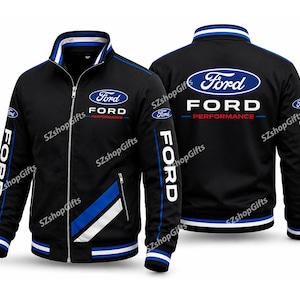 Op de afbeelding: Zwarte jas met ritssluiting met het Ford-logo op de borst, rug en mouwen. De jas heeft blauwe en witte accenten op de mouwen en kraag. De tekst "FORD PERFORMANCE" staat onder het Ford-logo op de rug.