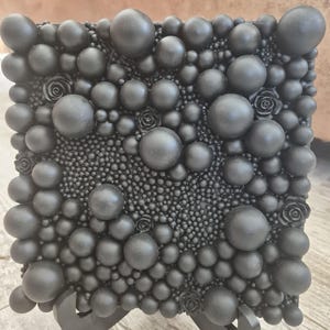 Svart väggskulptur (eller fristående skulptur)