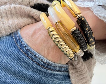 Pulseira boho personalizada com contas tubulares curvas, amarelo pastel, tendência do verão de 2026. O presente perfeito para o Dia das Mães.