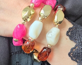 Pulseira rígida elástica com contas que imitam pedra - Joias coloridas em rosa, âmbar e branco - Estilo boho chic - Presente ideal para mulheres - Preço acessível