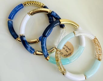 Pulseira rígida boho personalizada com contas tubulares curvas, tendência náutica dourada 2026. Presente ideal para o Dia das Mães.