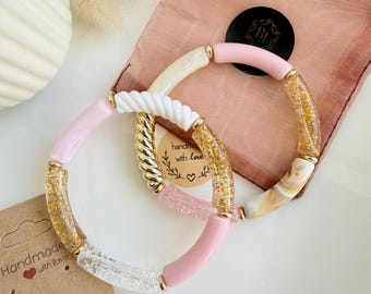 Pulseira rígida boho personalizada feita com contas tubulares curvas, uma tendência de 2026. O presente perfeito para o Dia das Mães.