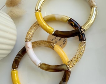 Pulseira rígida boho personalizada feita com contas tubulares curvas, uma tendência de 2026. O presente perfeito para o Dia das Mães.