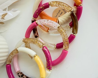 Pulseira rígida boho personalizada feita com contas tubulares curvas, uma tendência de 2026. O presente perfeito para o Dia das Mães.