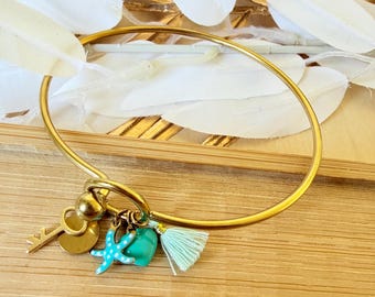 Pulseira rígida em aço inoxidável dourado com pingentes coloridos – Pulseira feminina de verão – Peixe, pompom, estrela – Bijuteria moderna