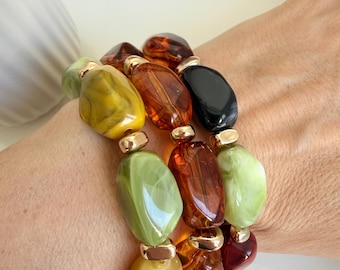 Pulseira rígida elástica com contas que imitam pedra - Joia colorida em verde, âmbar e preto - Estilo boho chic - Presente ideal para mulheres - Preço acessível