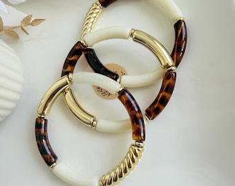 Pulseira rígida boho personalizada feita com contas tubulares curvas, estampa de leopardo, tendência Savannah 2026. Presente ideal para o Dia das Mães.