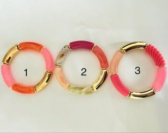 Pulseira boho com contas curvas, cor da moda para o verão de 2026.