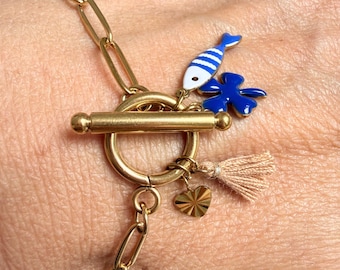 Pulseira com pingentes nas cores vermelho, azul e dourado | Pulseira da sorte feminina | Pulseira com pingentes estilo boho chic | Joia artesanal em aço inoxidável com formato de peixe para o verão