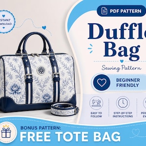 Op de afbeelding: Een witte en blauwe duffeltas met bloemenpatroon en marineblauwe accenten. De tas heeft een bijpassende riem en er is een naaipatroon beschikbaar. De tekst op de afbeelding luidt "Duffle Bag Sewing Pattern" en "Beginner Friendly".
