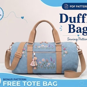 Puede incluir: Una bolsa de lona azul claro con bordados florales, correas color beige y cierre de cremallera. La bolsa tiene el texto "Duffle Bag Sewing Pattern" y "Instant Download". También se incluye un patrón de bonificación para un bolso tote gratuito.