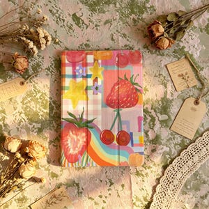 iPad-hoesje Strawberry Cherry, kleurrijke gingham-collagecover, schattig fruit Candy Funky-hoesje voor iPad Air Pro 10e 11e generatie