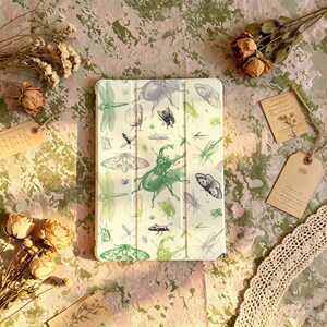 Capa para iPad com estampa de insetos, arte retrô com espécime de besouro, design de história natural para iPad Pro, Air e Mini, presente ideal para amantes da natureza e estudantes.