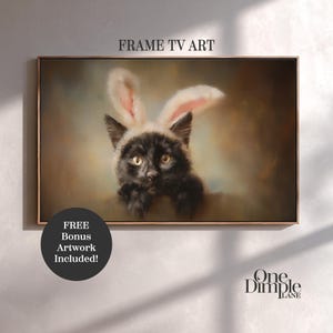 Könnte beinhalten: Gerahmtes digitales Kunstwerk mit einer schwarzen Katze mit Hasenohren. Die Katze hat gelbe Augen und ist vor einem verschwommenen Hintergrund platziert. Der Text "FRAME TV ART" steht oben, und eine runde Grafik zeigt "FREE Bonus Artwork Included!"
