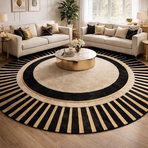 Könnte beinhalten: Ein Wohnzimmer mit zwei cremefarbenen Sofas, dekorativen Kissen und einem runden Teppich. Der Teppich hat eine beige Mitte, einen schwarzen Rand und goldfarbene Streifen. Ein goldener Couchtisch steht in der Mitte. Der Raum hat Holzböden und ist gut beleuchtet.