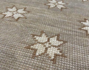 beige floral handmade knotted rug neutral wool carpet traditional artisan rug minimalist living room area rug indian hand knotted decor