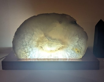 Lámpara LED regulable con forma de geoda de ágata. 18 cm de altura. Conexión USB.