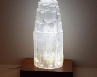 Dimbare satijnen Spar-ledlamp. 24 cm hoog. USB-aansluiting.