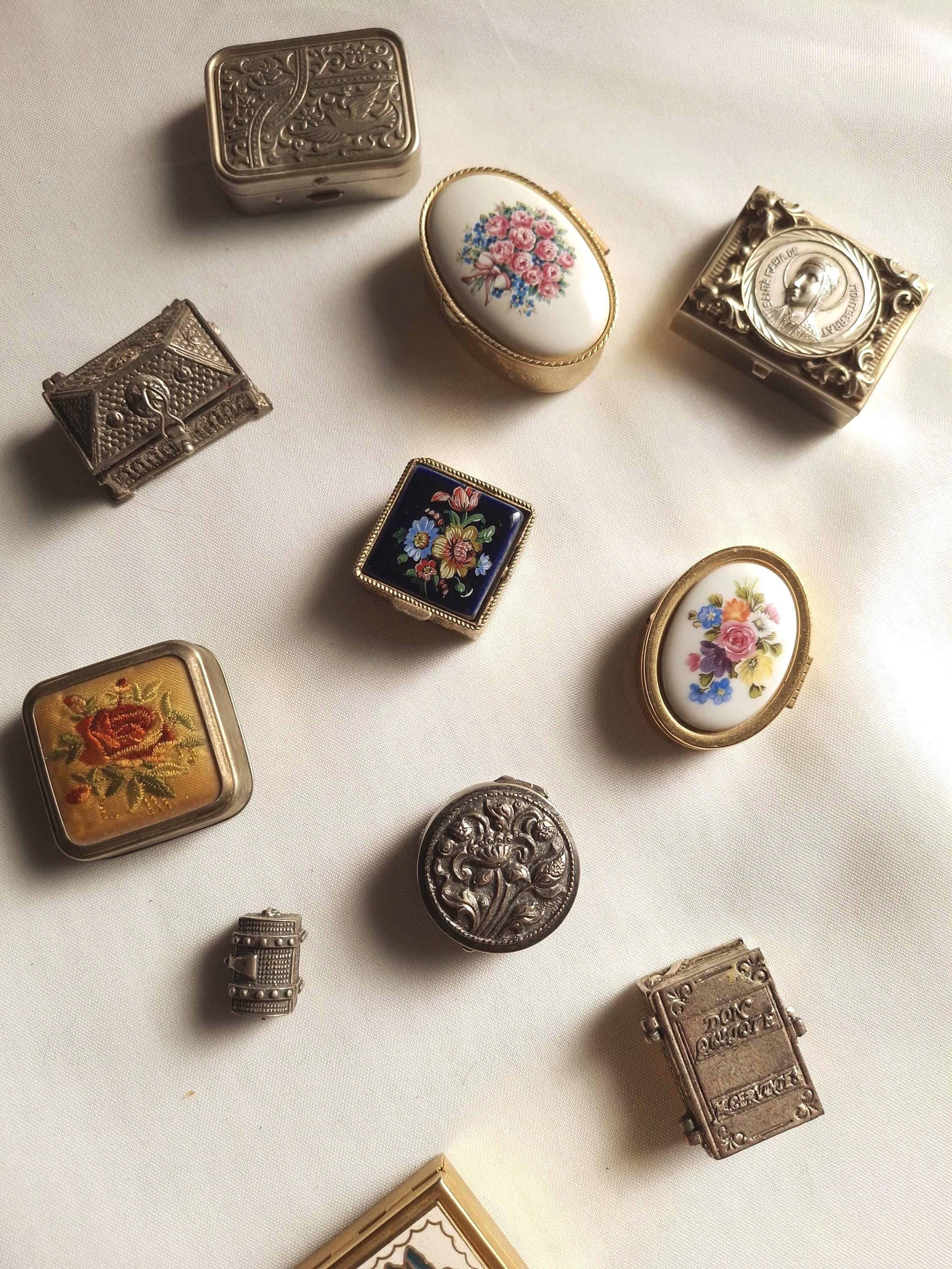 **可愛いアンティークラベルの小包box風♡** Antique pill box - Etsy 日本