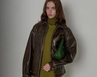 Oversized bruin leren retro bomberjack uit de jaren 90: vintage boxy-pasvorm