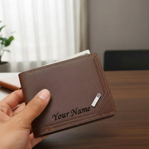 Cartera de cuero para hombre grabada a medida, corta, con múltiples ranuras para monedas y tarjetas, regalo personalizado de cumpleaños o aniversario.