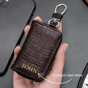 Brown Custom Name Men’s Crocodile Leather Car Key Holder – Stylish Protective Key Case, Automotive Gift