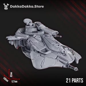 Puede incluir: Una miniatura de resina gris de un tanque futurista con torreta, cañón montado y una escotilla con una figura. El modelo consta de 21 piezas y mide 166mm por 127mm por 82mm. El texto en la imagen dice DakkaDakka.Store y 21 PARTS.