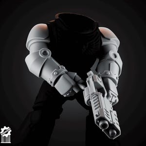 Könnte beinhalten: Graue, futuristisch anmutende Figur einer Figur in Rüstung, die eine Waffe hält. Die Figur trägt ein schwarzes Kapuzenkleidungsstück. Die Rüstung hat detaillierte Platten und Nieten. Die Waffe hat ein detailliertes Design mit Lauf und Griff.