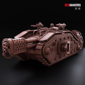 Puede incluir: Un modelo de tanque marrón con múltiples torretas, un gran cañón frontal y componentes mecánicos detallados. El tanque tiene un sistema de orugas y está sobre un fondo negro. El texto "REDMAKERS" es visible en la esquina superior derecha.